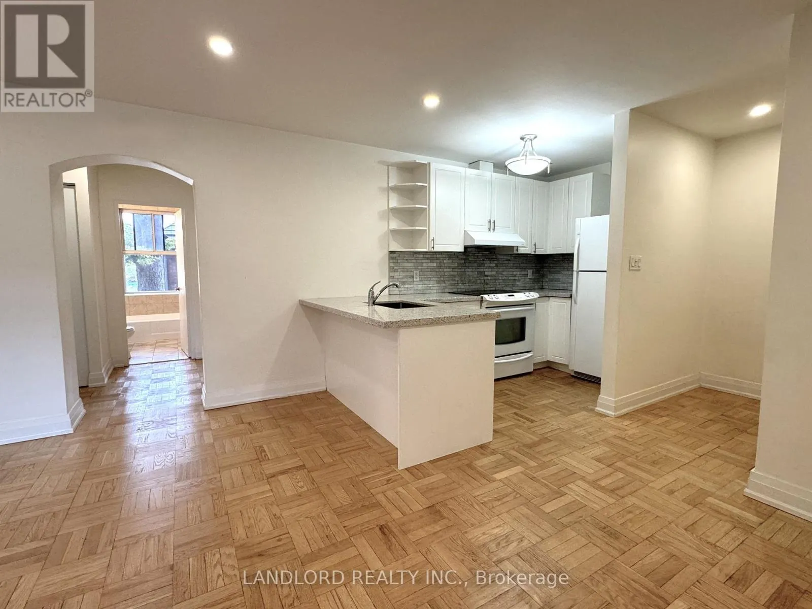 4 - 2696 LAKE SHORE BOULEVARD W