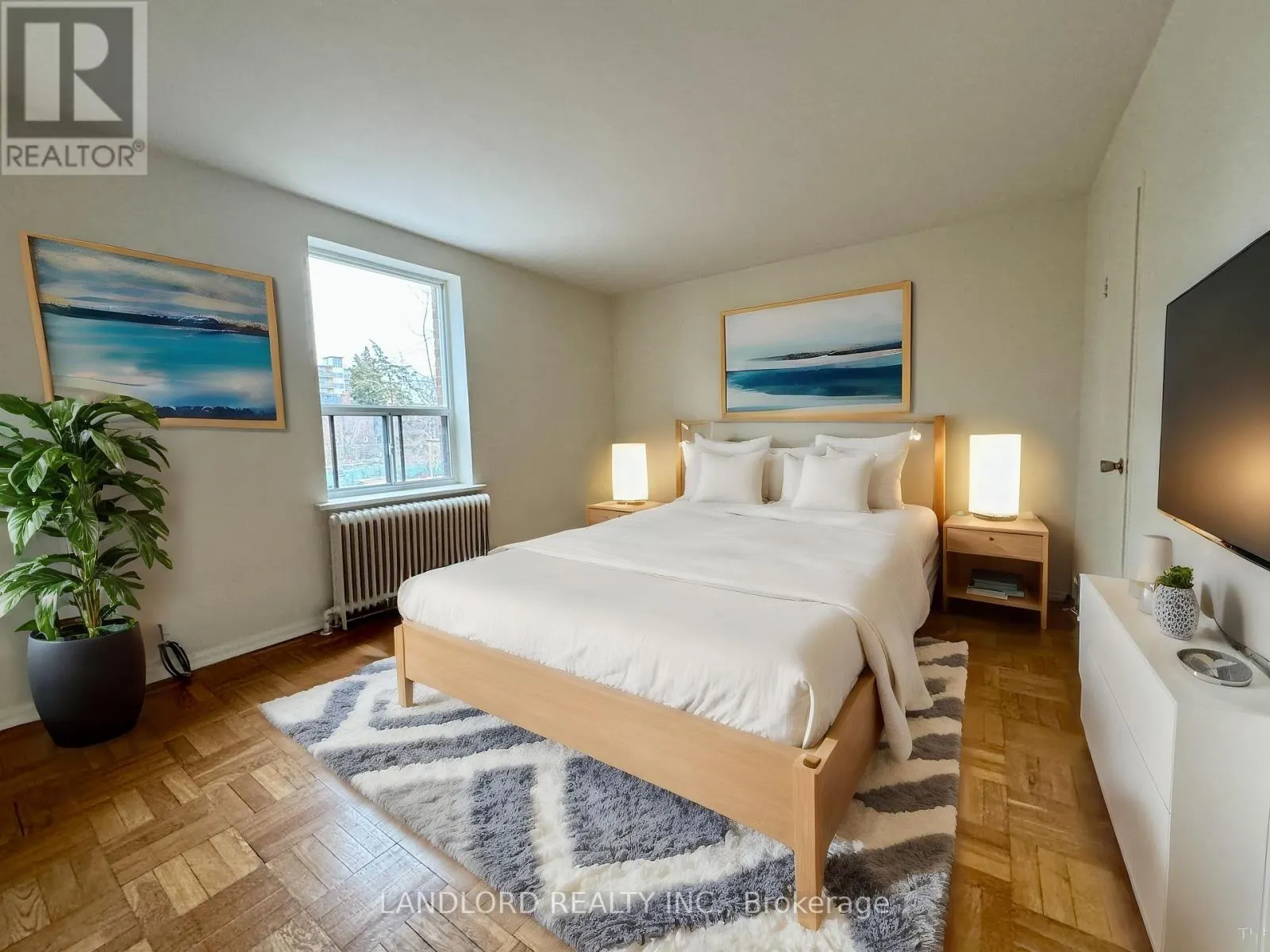 4 - 2696 LAKE SHORE BOULEVARD W