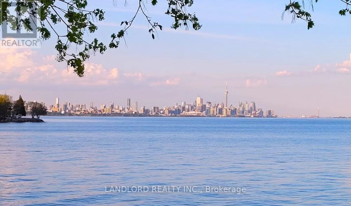 4 - 2696 LAKE SHORE BOULEVARD W