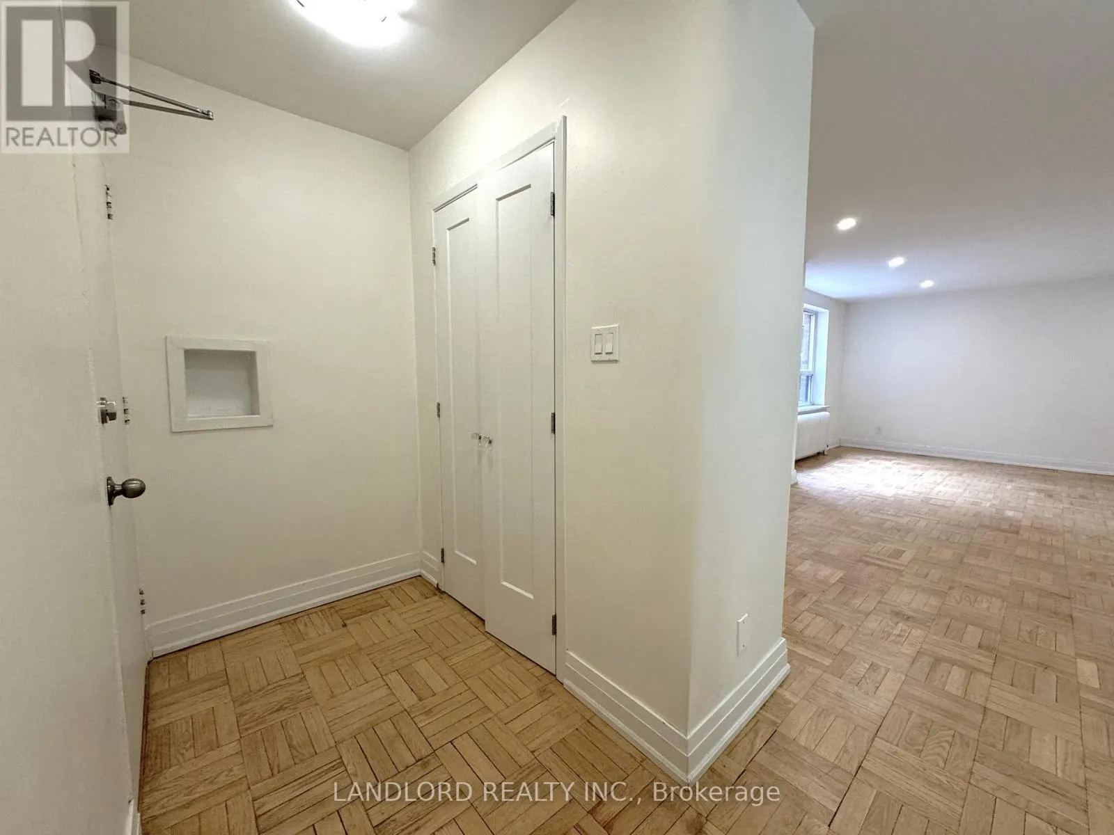 4 - 2696 LAKE SHORE BOULEVARD W