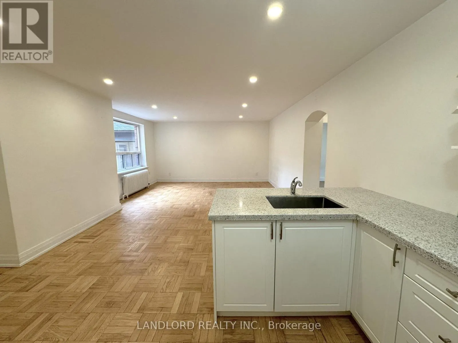 4 - 2696 LAKE SHORE BOULEVARD W