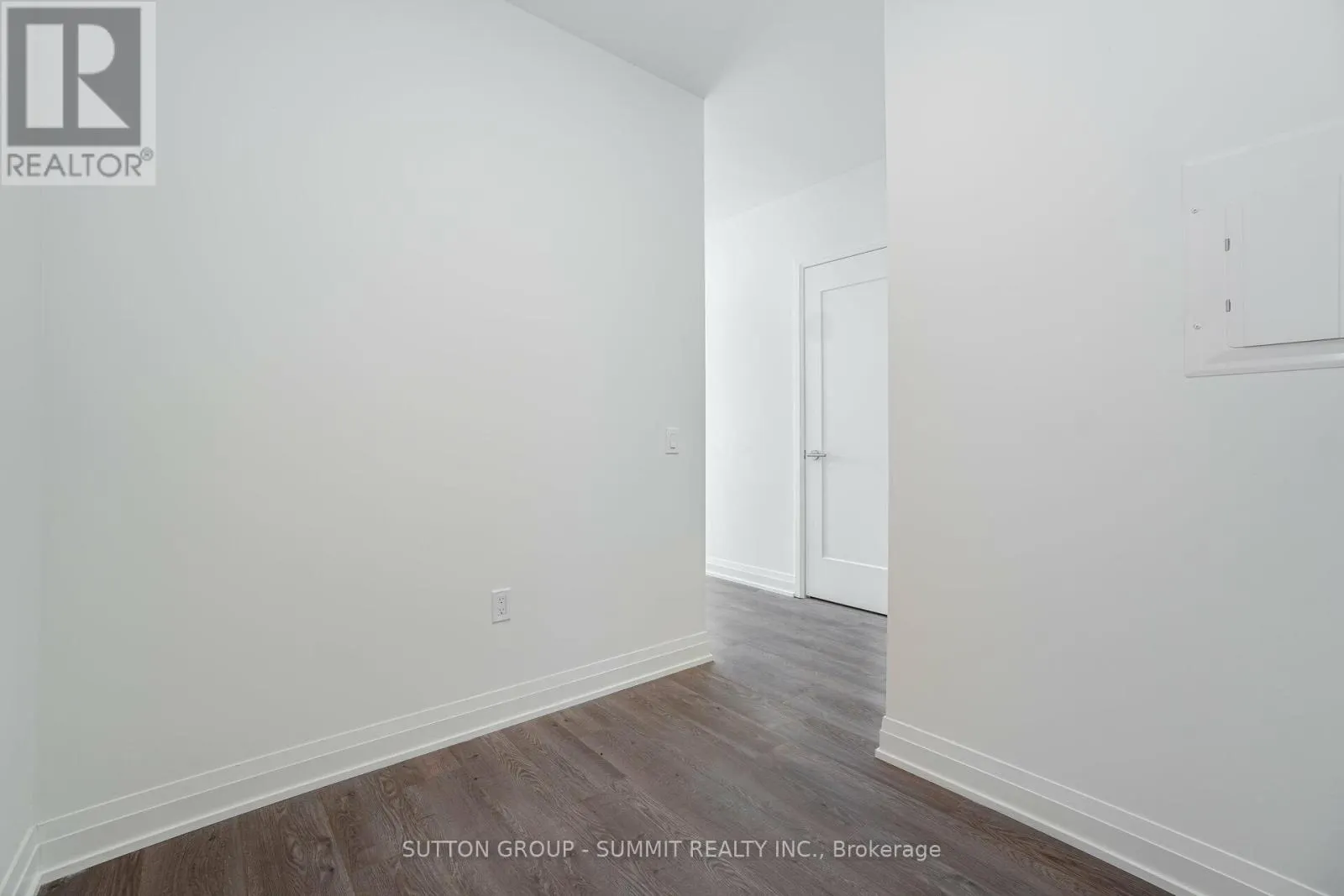 226 - 509 DUNDAS STREET W