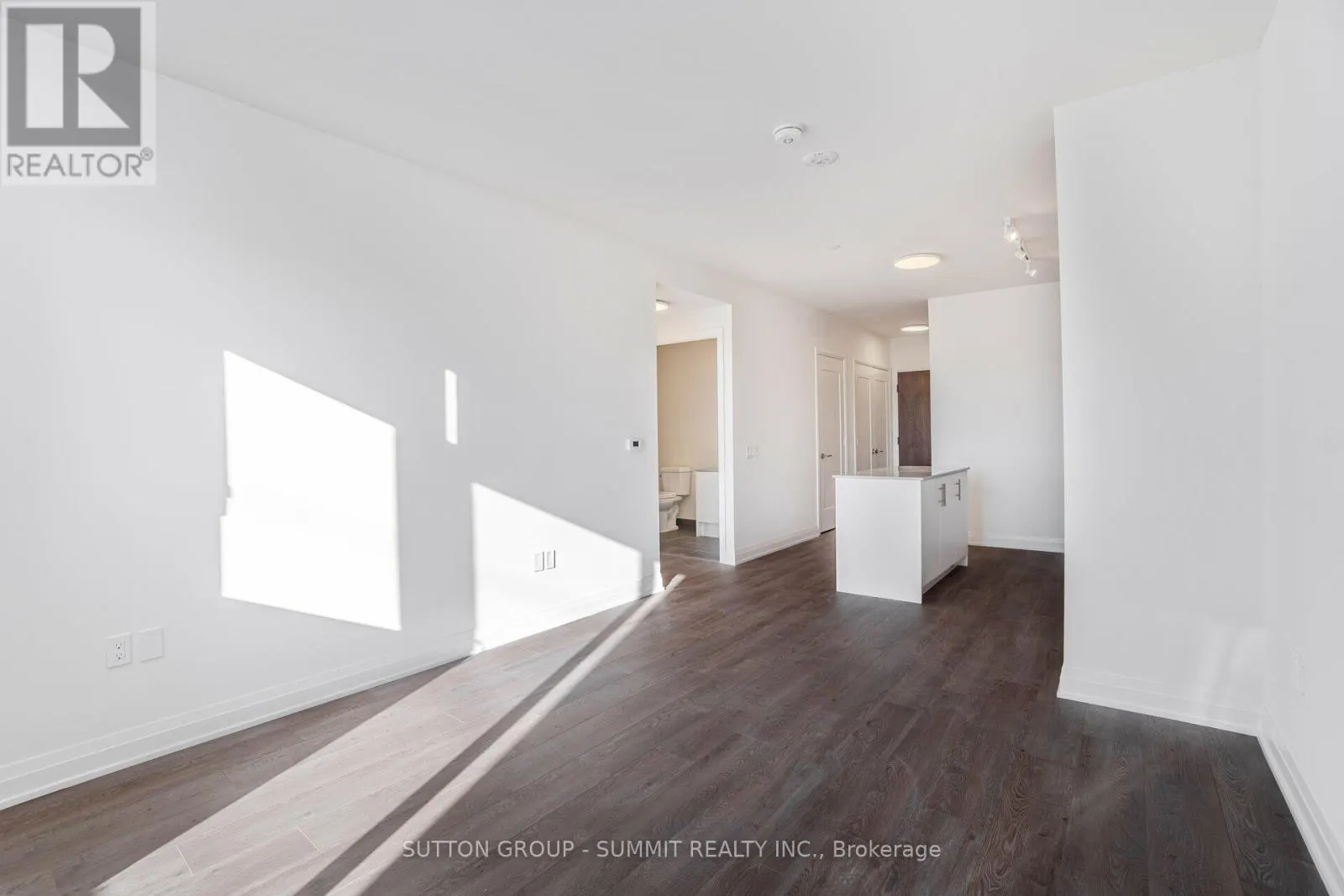 226 - 509 DUNDAS STREET W
