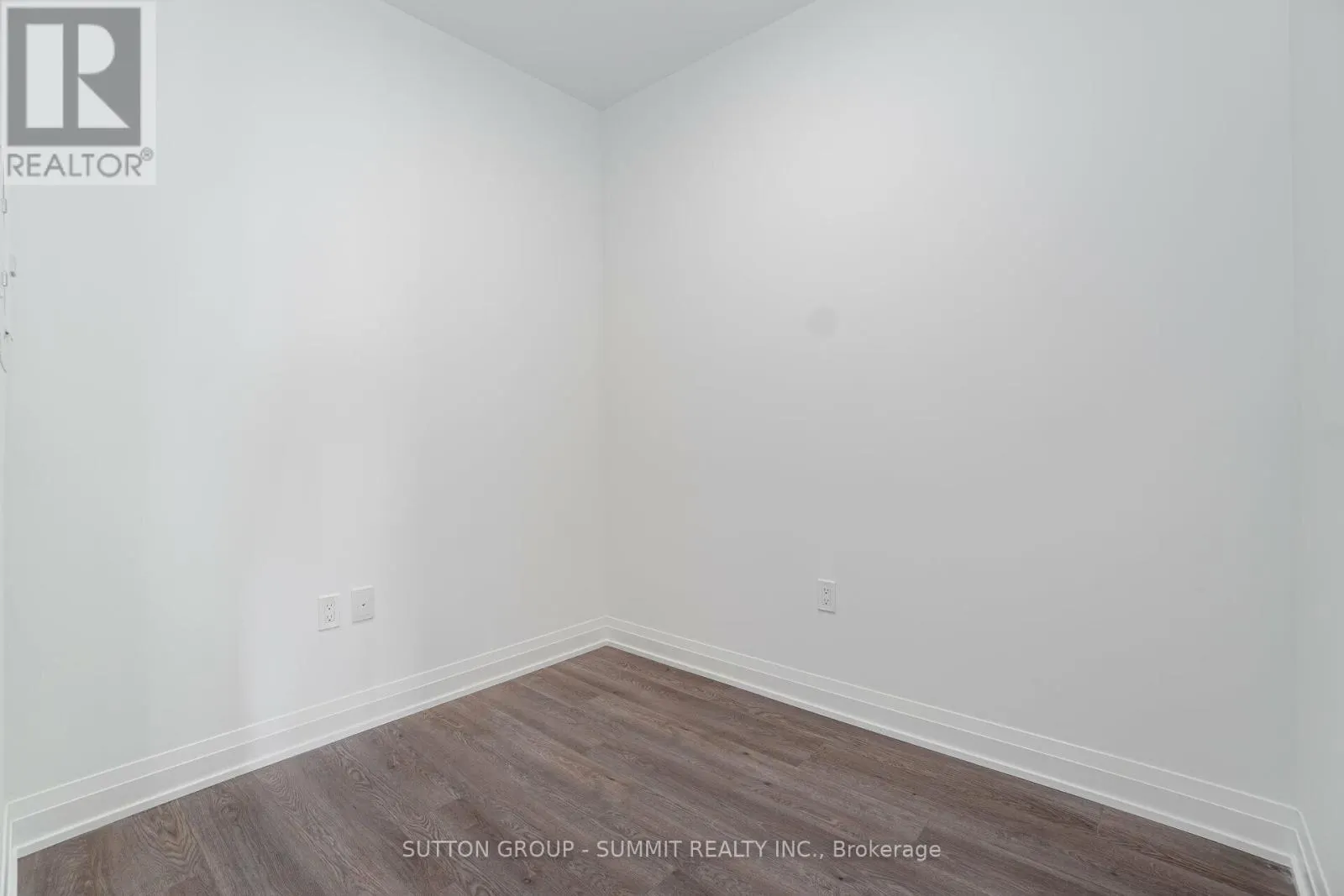 226 - 509 DUNDAS STREET W