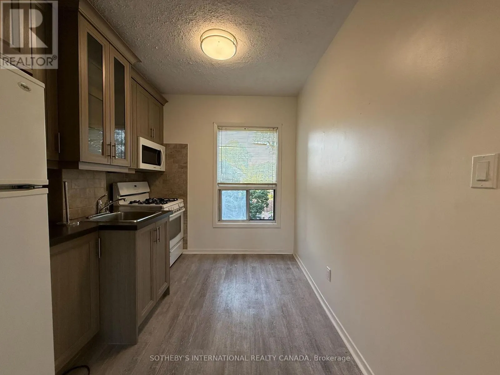 3254 DUNDAS STREET W