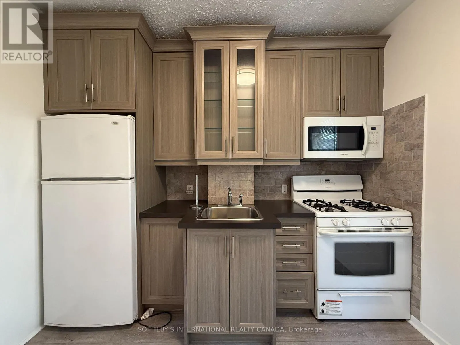 3254 DUNDAS STREET W