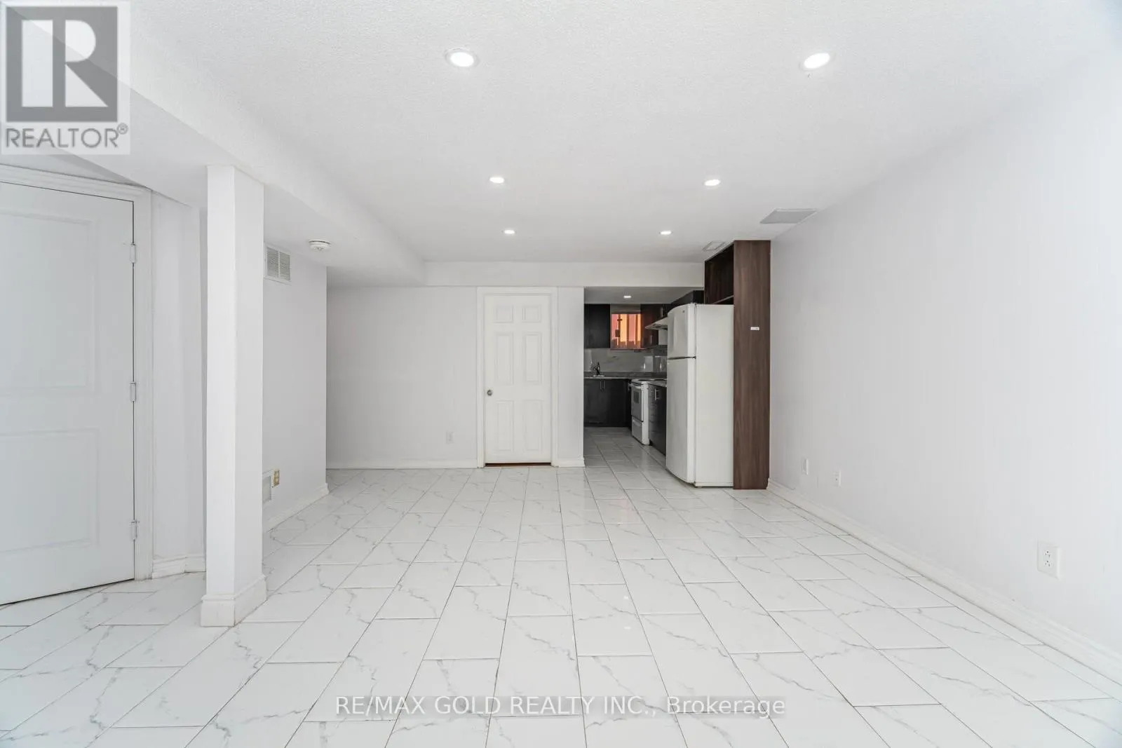 8 GORERIDGE CRESCENT