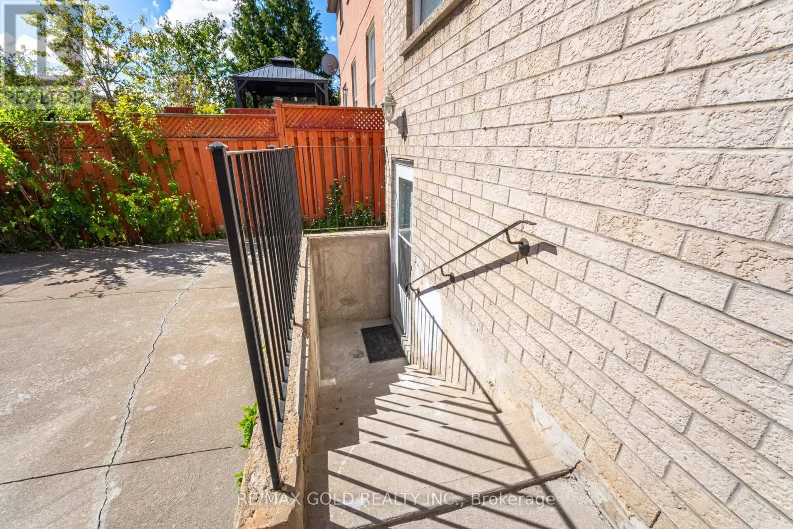 8 GORERIDGE CRESCENT