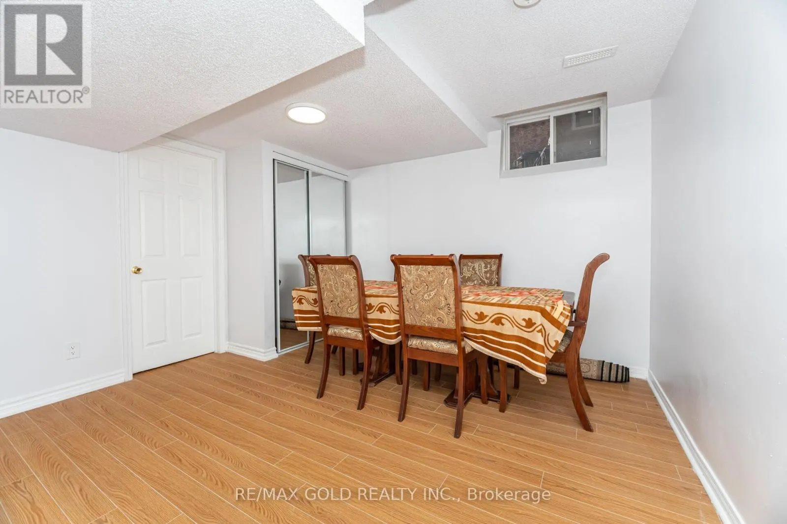 8 GORERIDGE CRESCENT