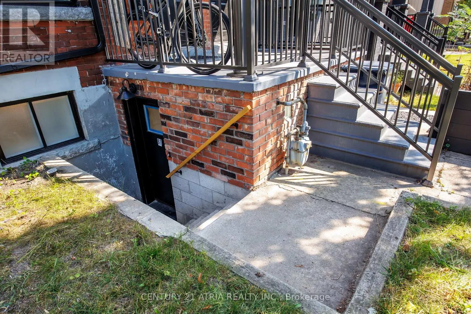 BASEMENT FRONT UNIT - 451 LANSDOWNE AVENUE