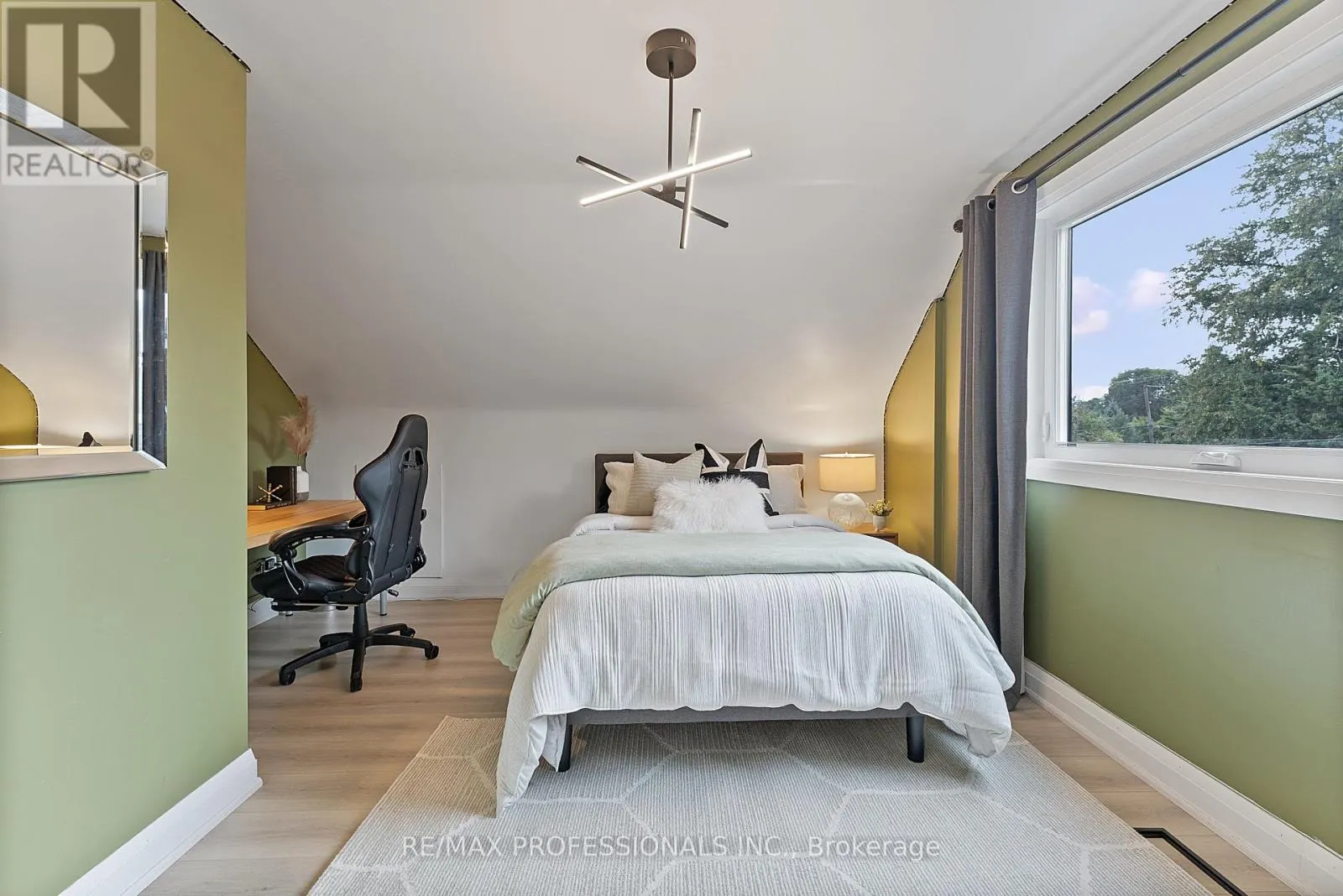 18 LAVINGTON DRIVE