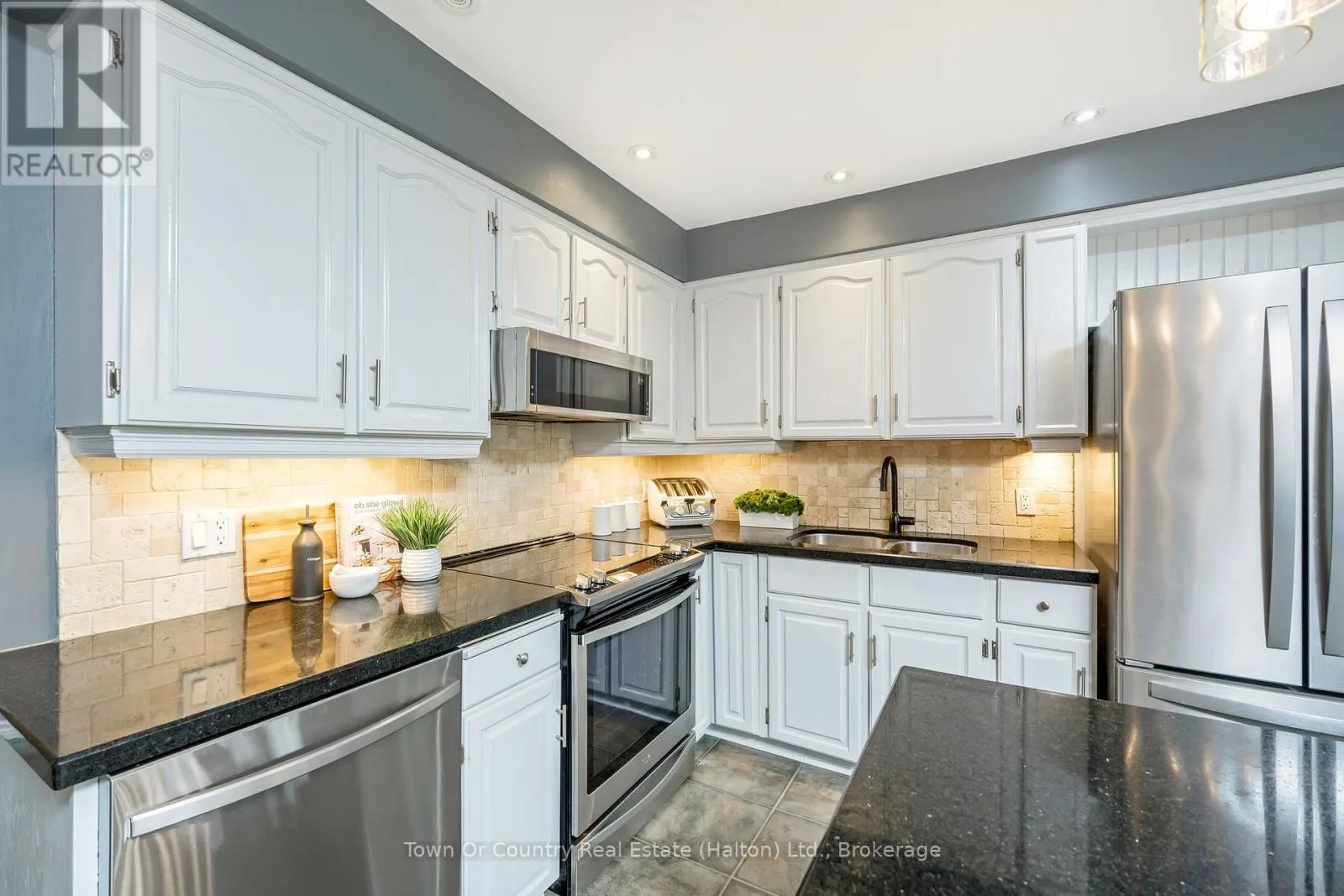 472 WHITE DRIVE