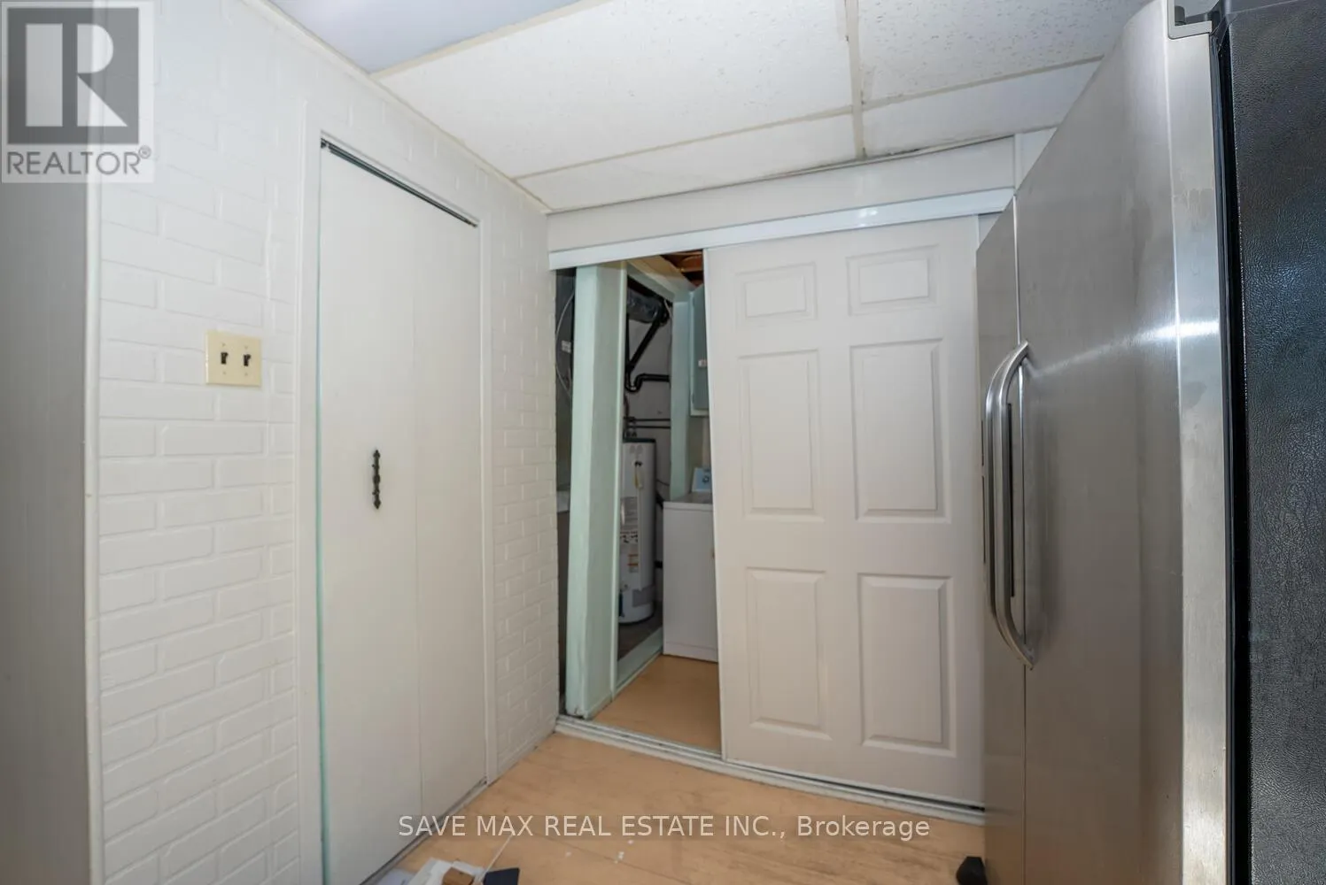 62 MOREGATE CRESCENT