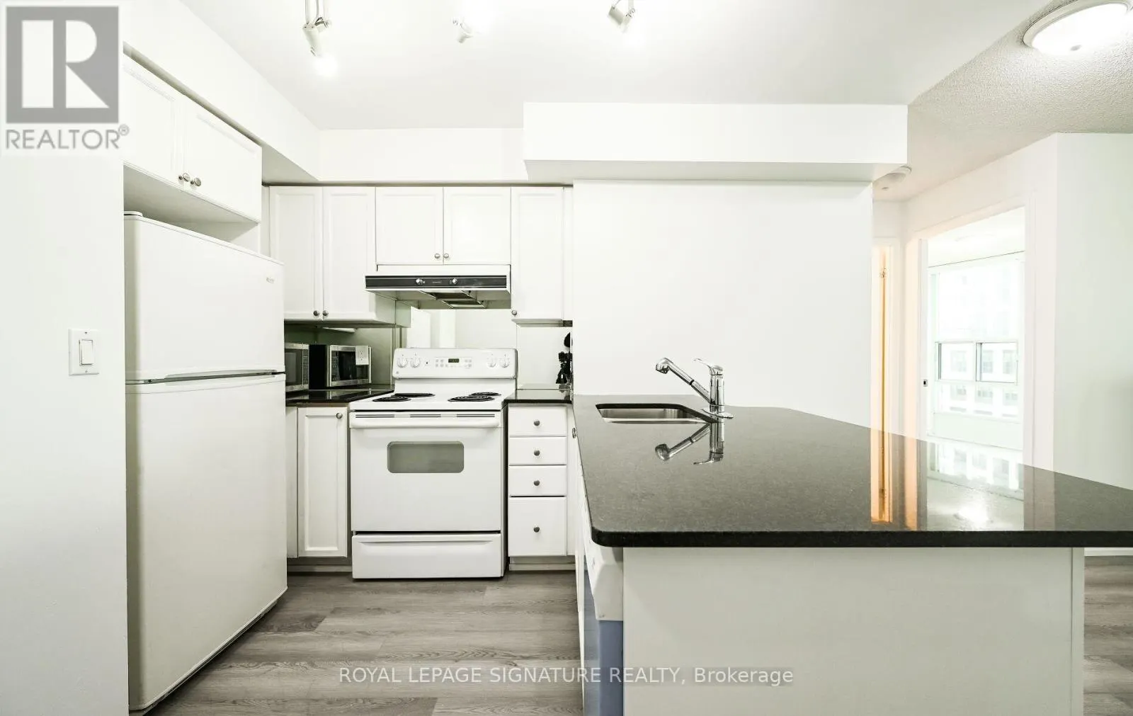 503 - 33 ELM DRIVE