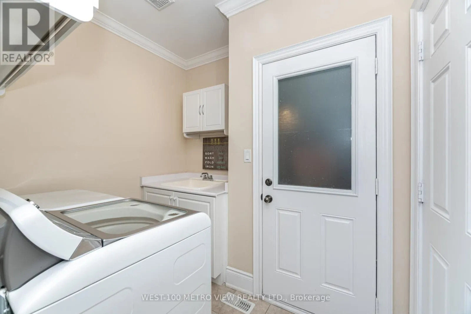 4 IVOR CRESCENT