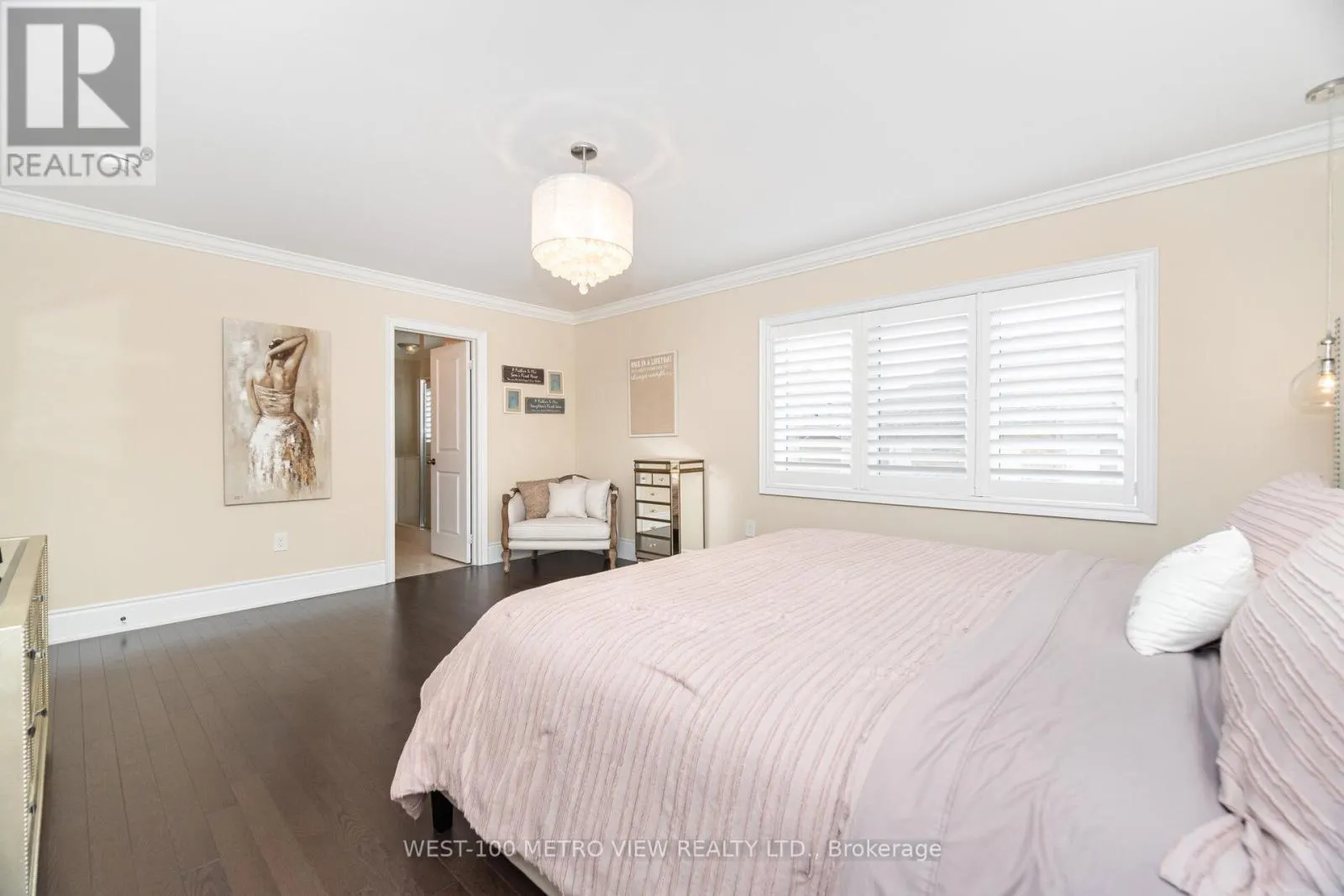 4 IVOR CRESCENT
