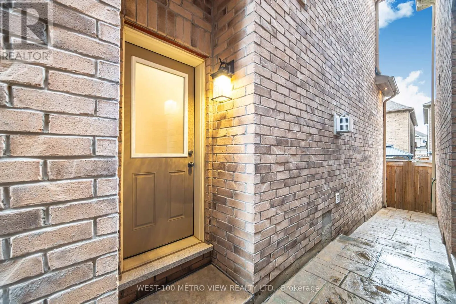 4 IVOR CRESCENT
