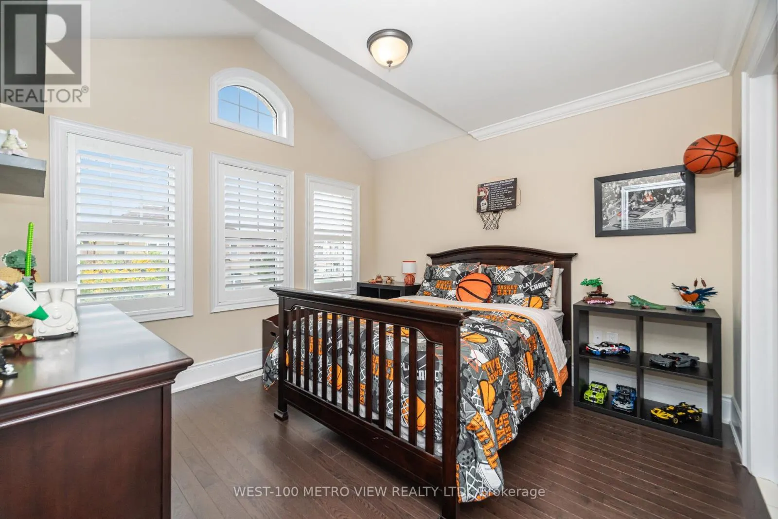4 IVOR CRESCENT