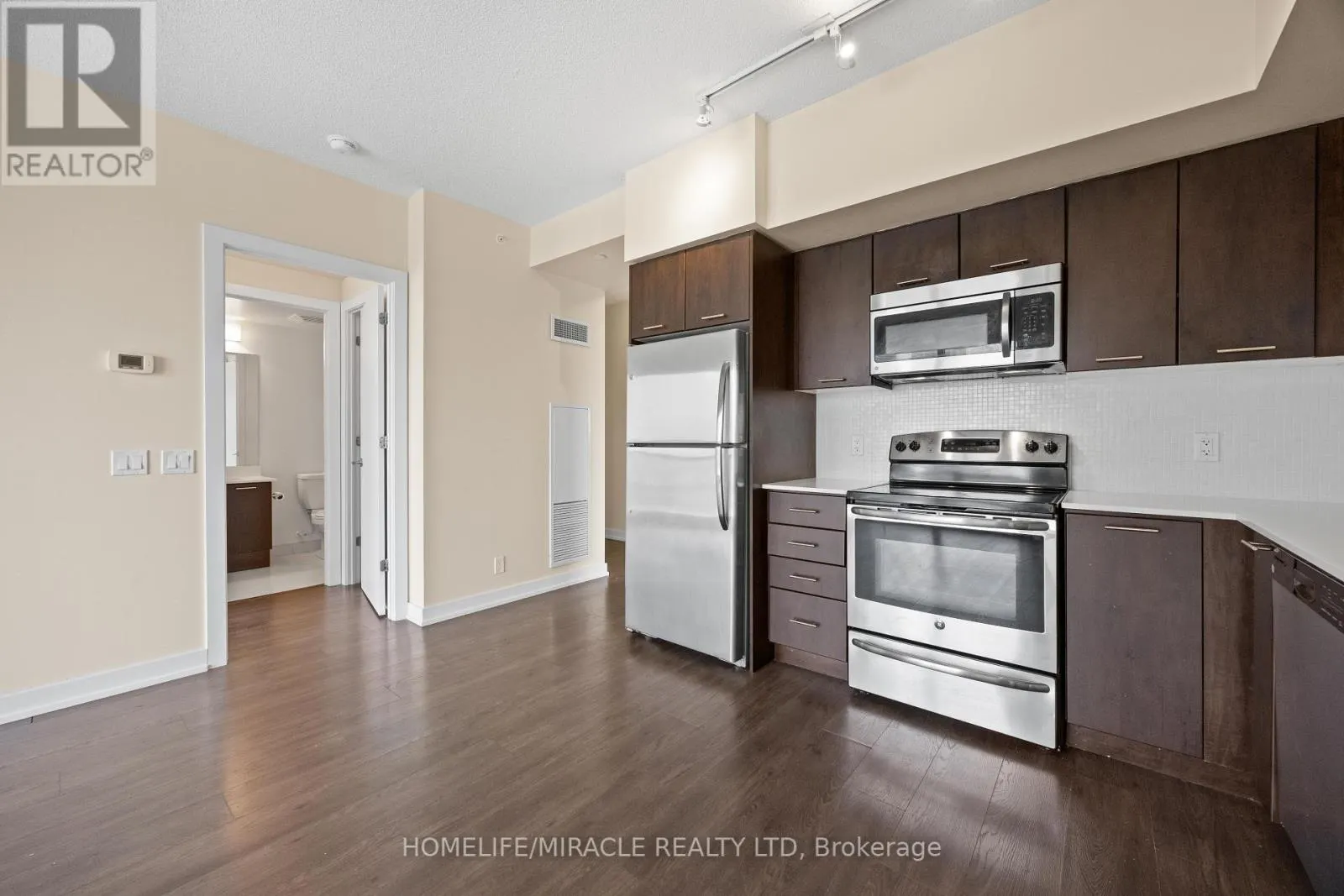 2004 - 2220 LAKESHORE BOULEVARD W