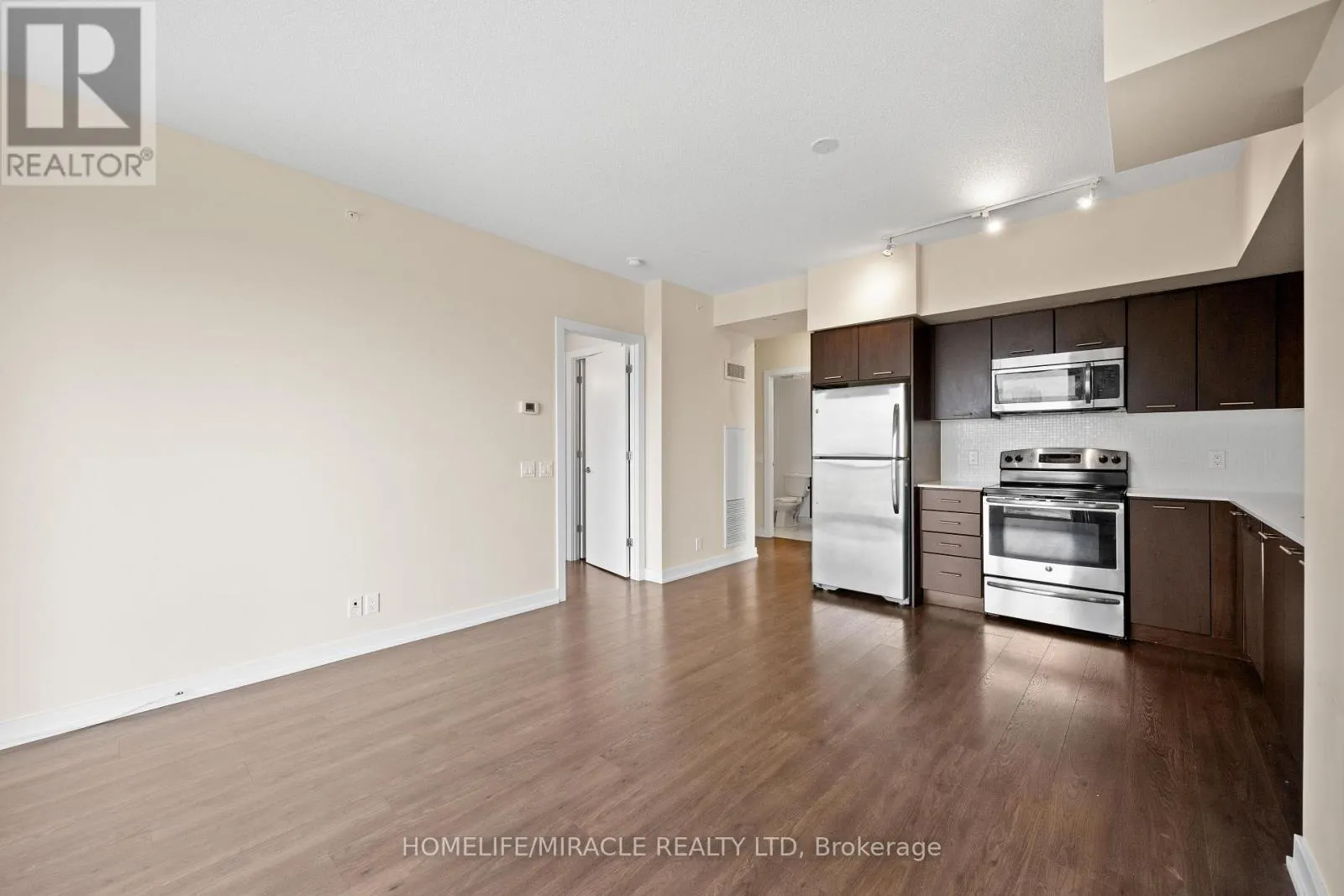 2004 - 2220 LAKESHORE BOULEVARD W