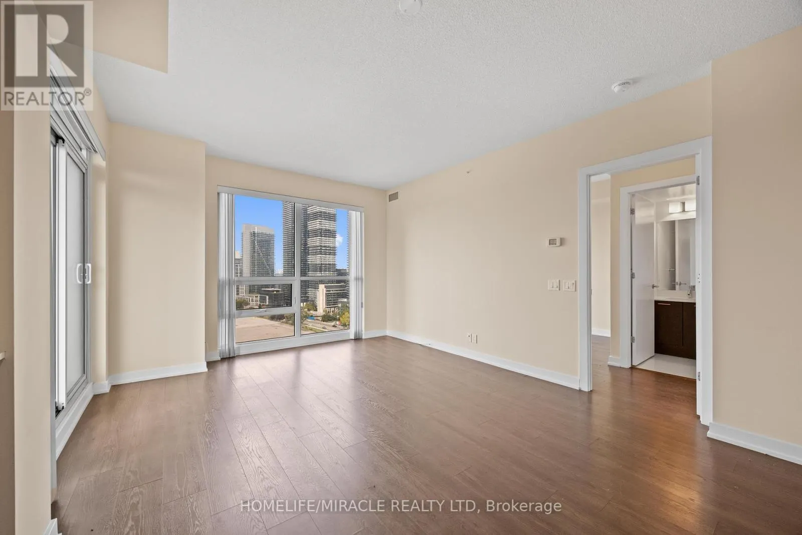2004 - 2220 LAKESHORE BOULEVARD W
