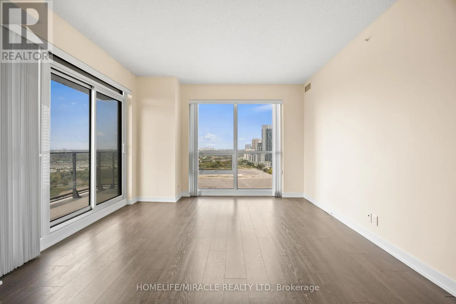 2004 - 2220 LAKESHORE BOULEVARD W