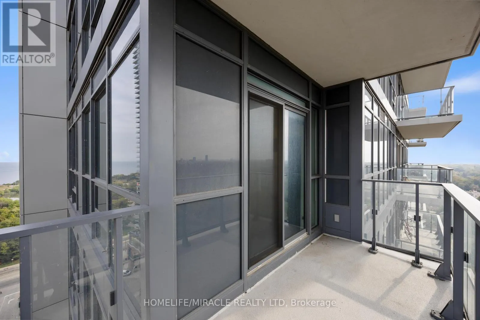 2004 - 2220 LAKESHORE BOULEVARD W