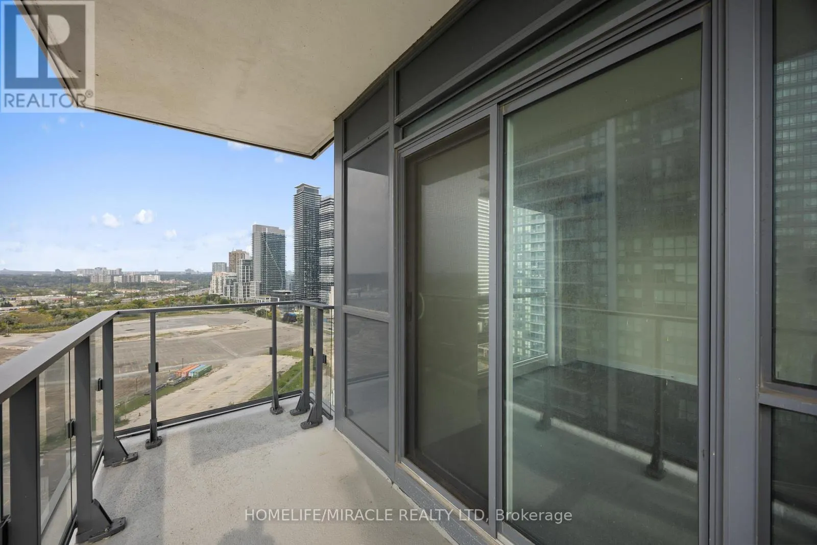 2004 - 2220 LAKESHORE BOULEVARD W