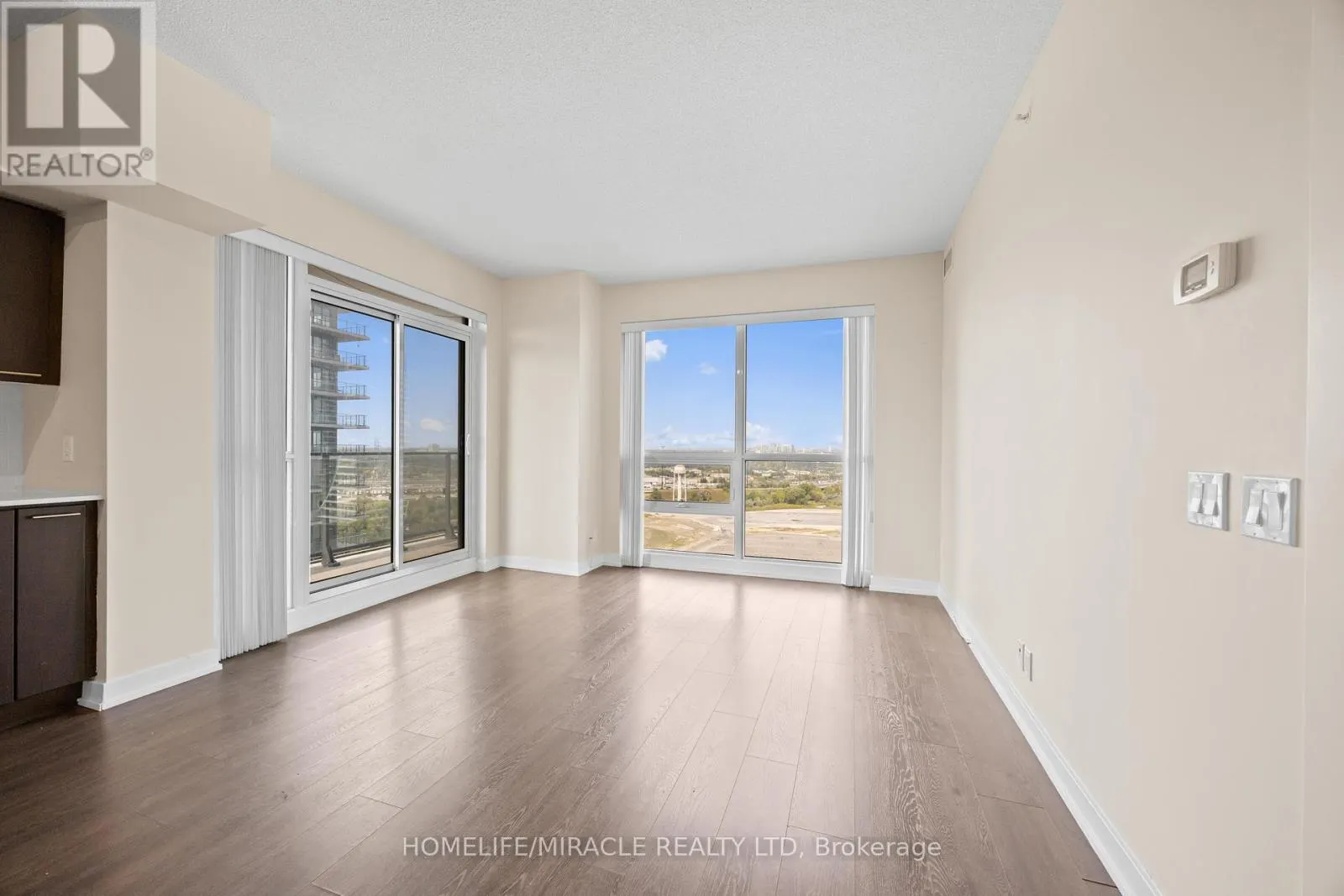 2004 - 2220 LAKESHORE BOULEVARD W