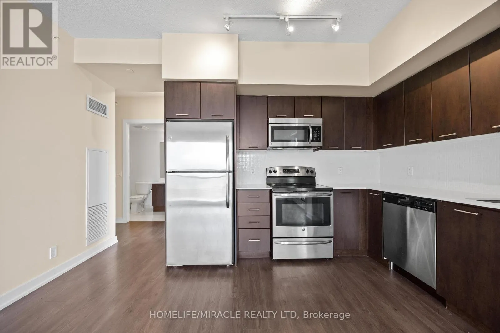 2004 - 2220 LAKESHORE BOULEVARD W