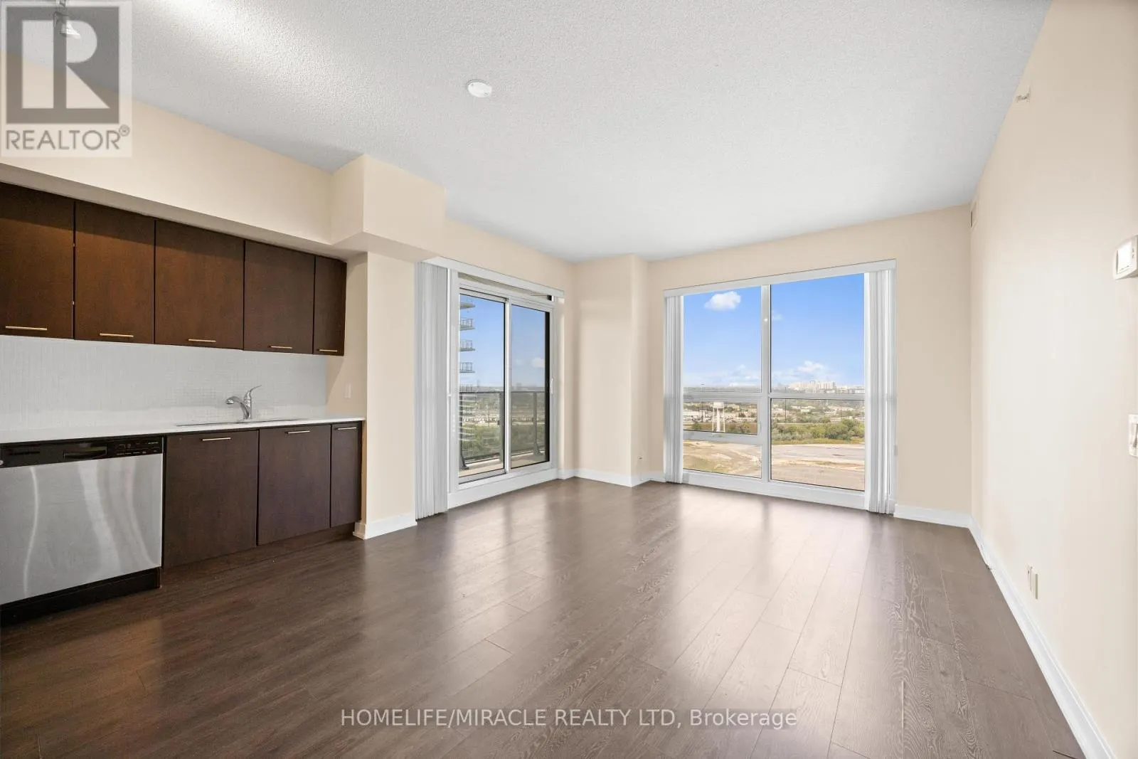 2004 - 2220 LAKESHORE BOULEVARD W
