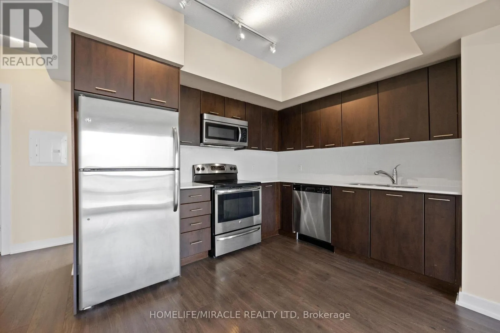 2004 - 2220 LAKESHORE BOULEVARD W