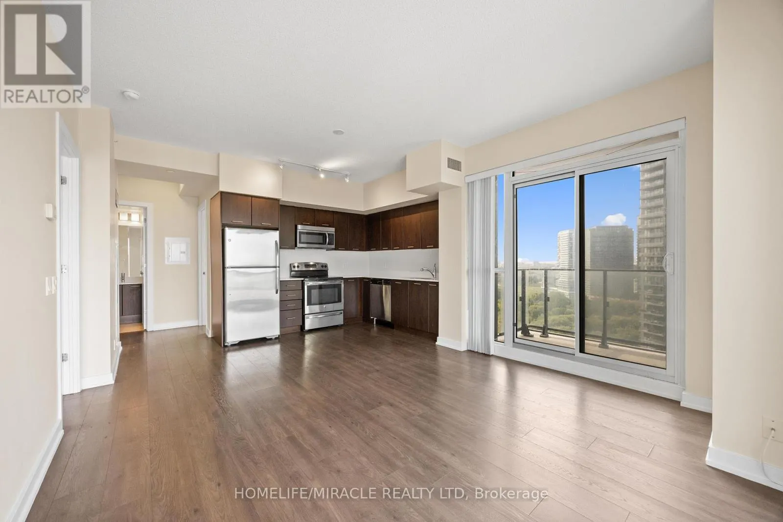 2004 - 2220 LAKESHORE BOULEVARD W