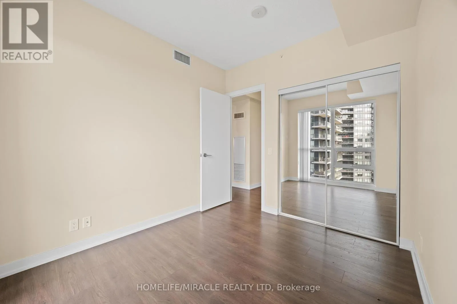 2004 - 2220 LAKESHORE BOULEVARD W