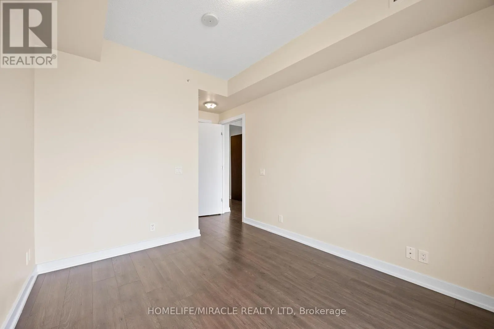 2004 - 2220 LAKESHORE BOULEVARD W