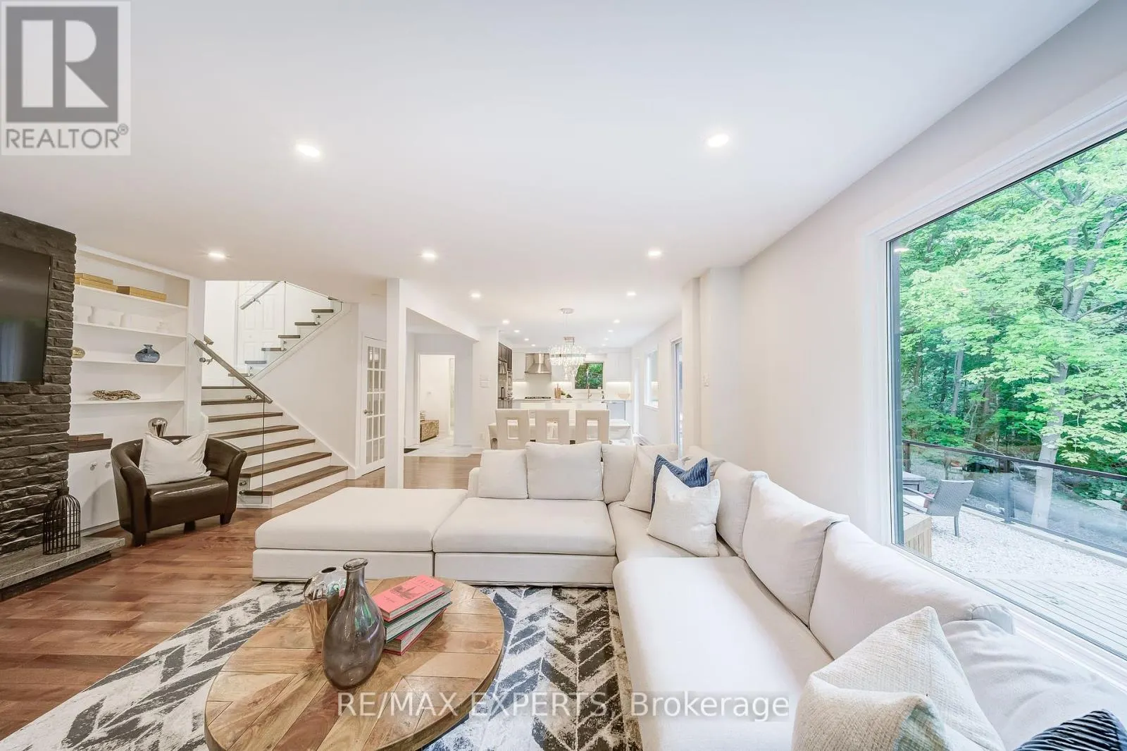 1135 GREENOAKS DRIVE