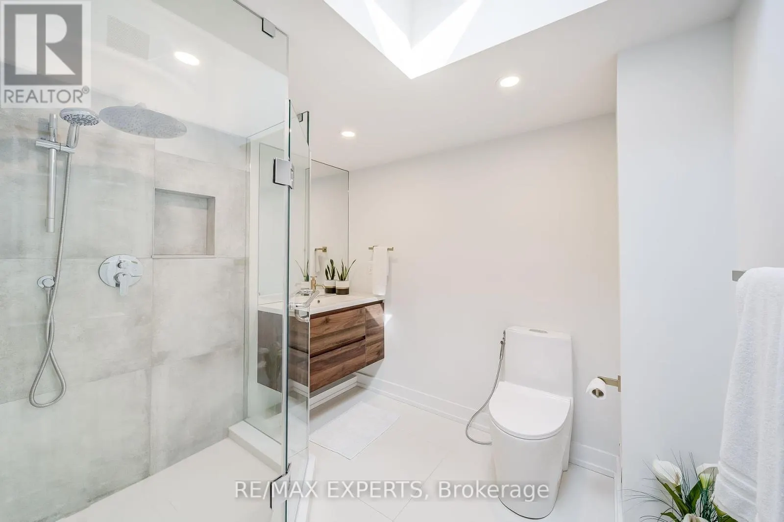 1135 GREENOAKS DRIVE