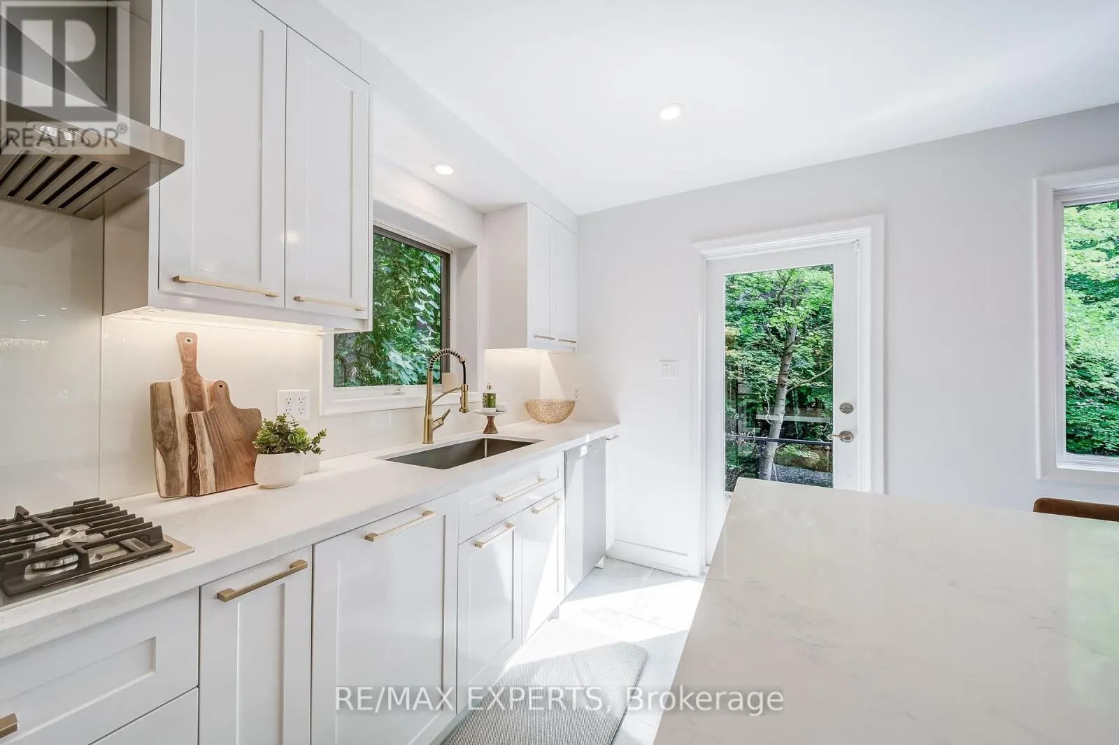 1135 GREENOAKS DRIVE