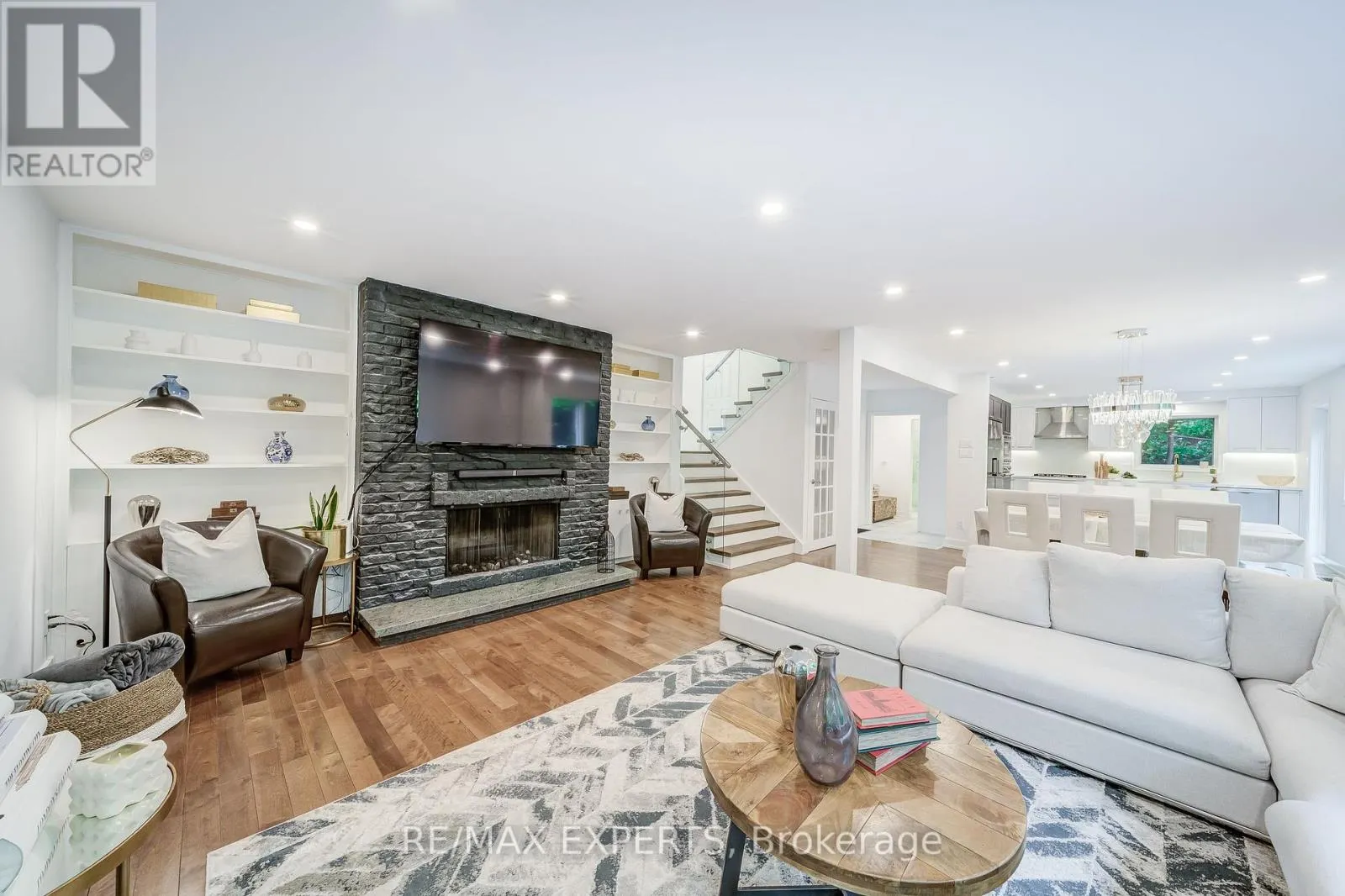1135 GREENOAKS DRIVE