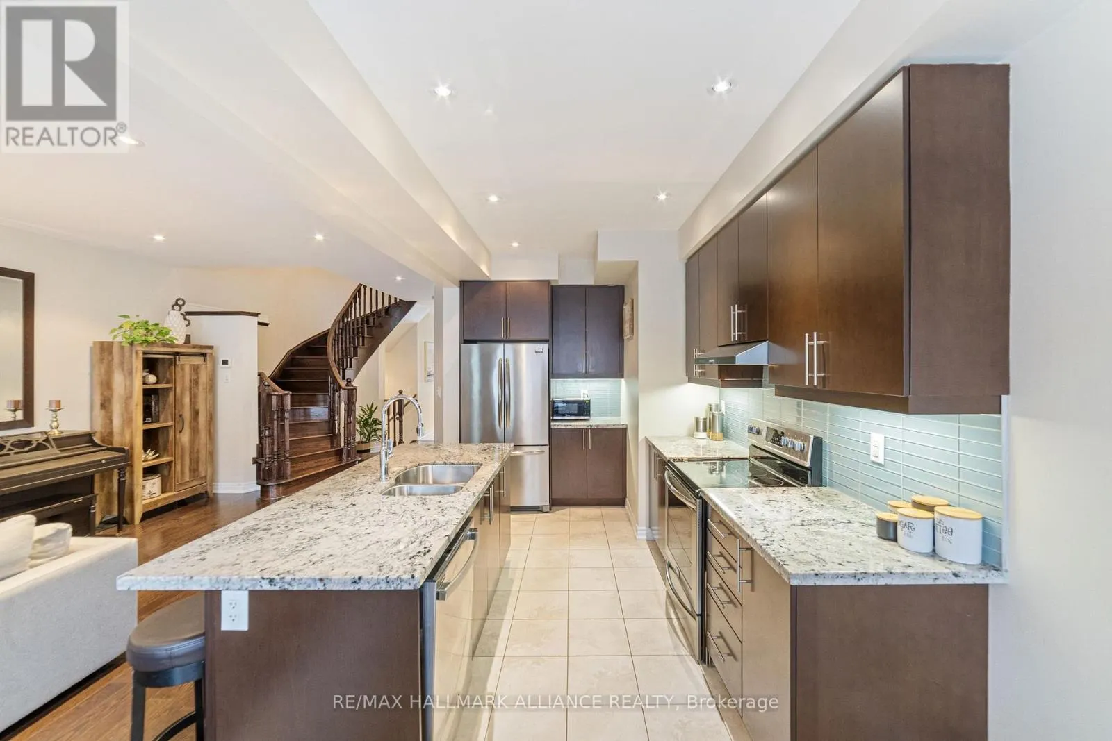 37 DIAMOND LEAF LANE