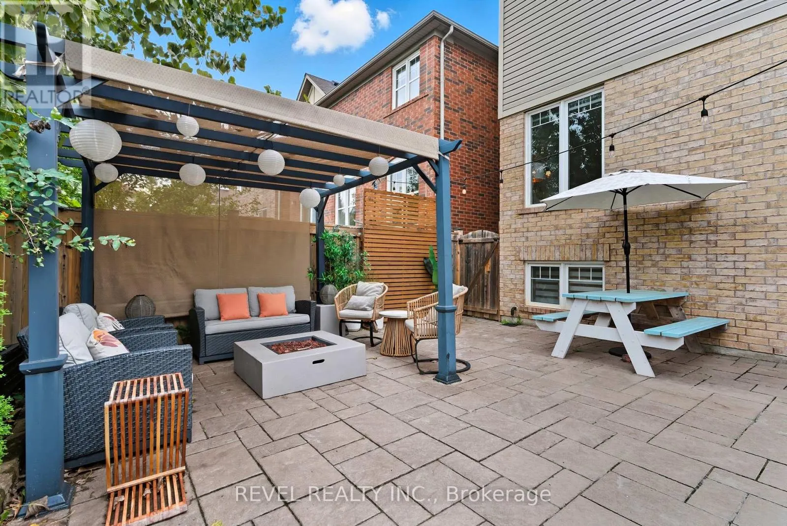 390 GOSFORD CRESCENT