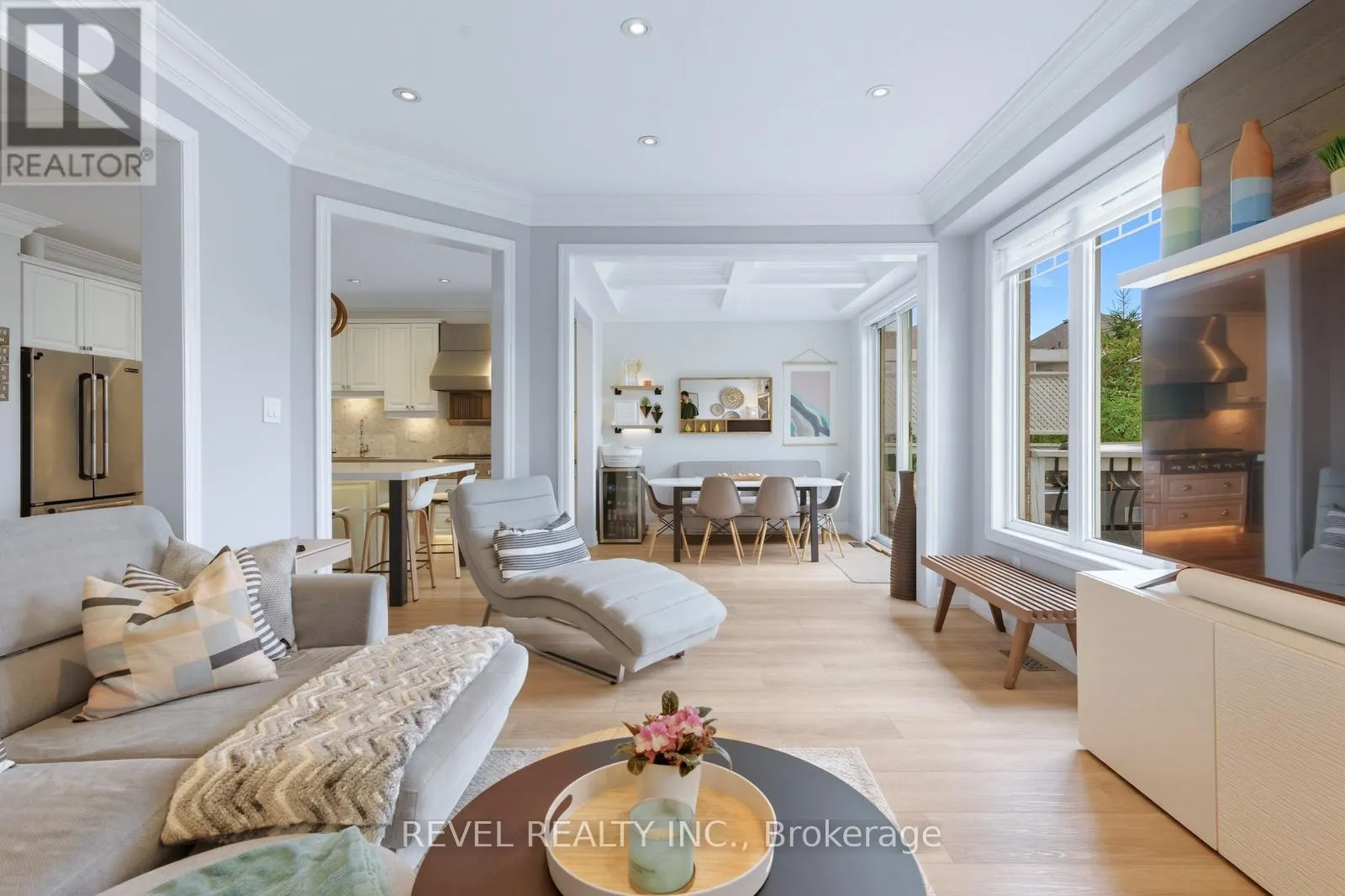 390 GOSFORD CRESCENT