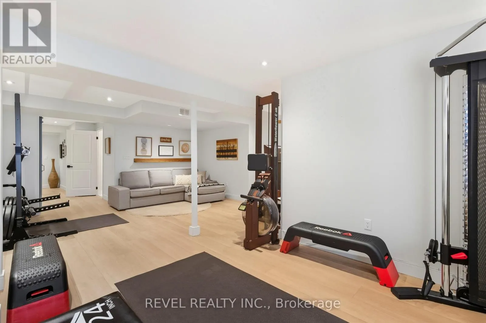 390 GOSFORD CRESCENT