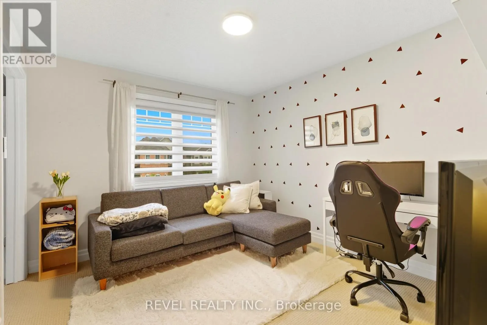 390 GOSFORD CRESCENT