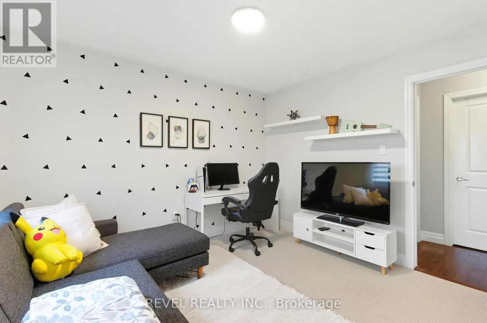 390 GOSFORD CRESCENT