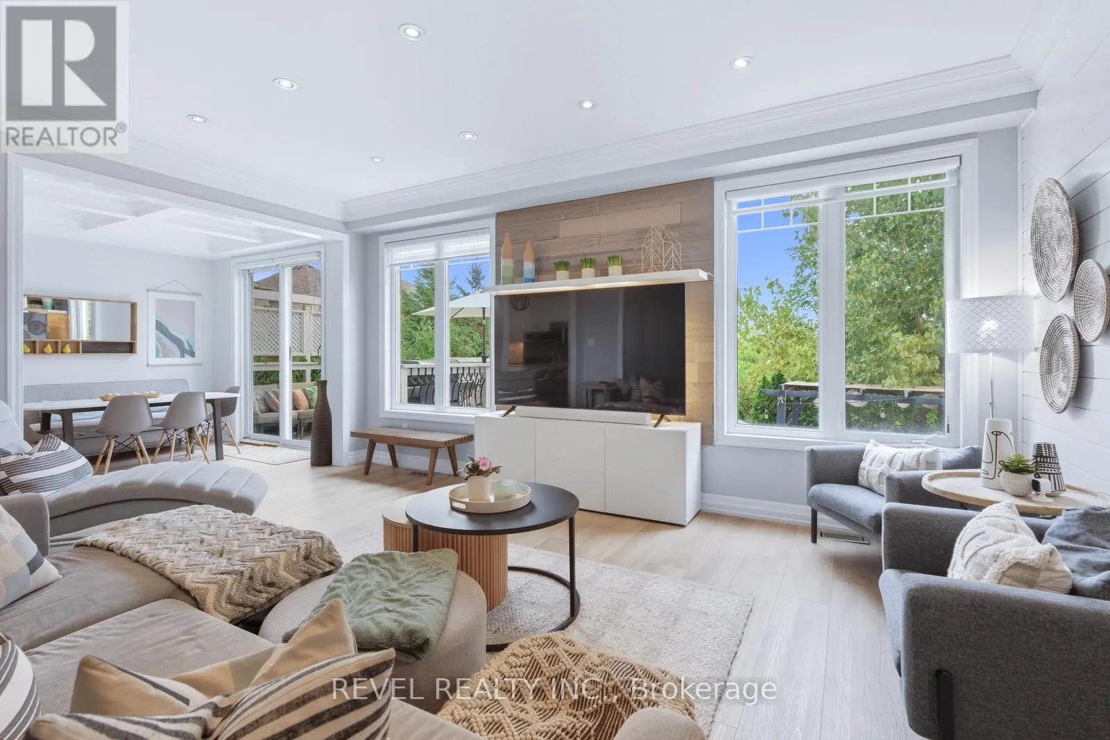 390 GOSFORD CRESCENT