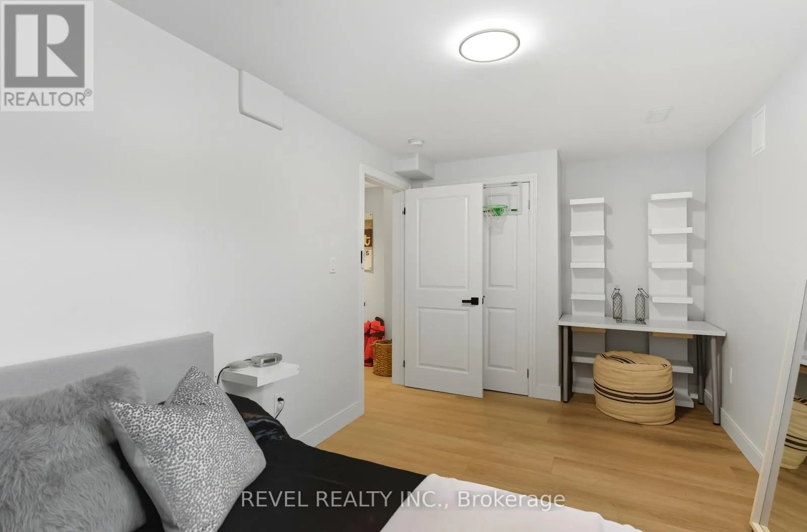 390 GOSFORD CRESCENT