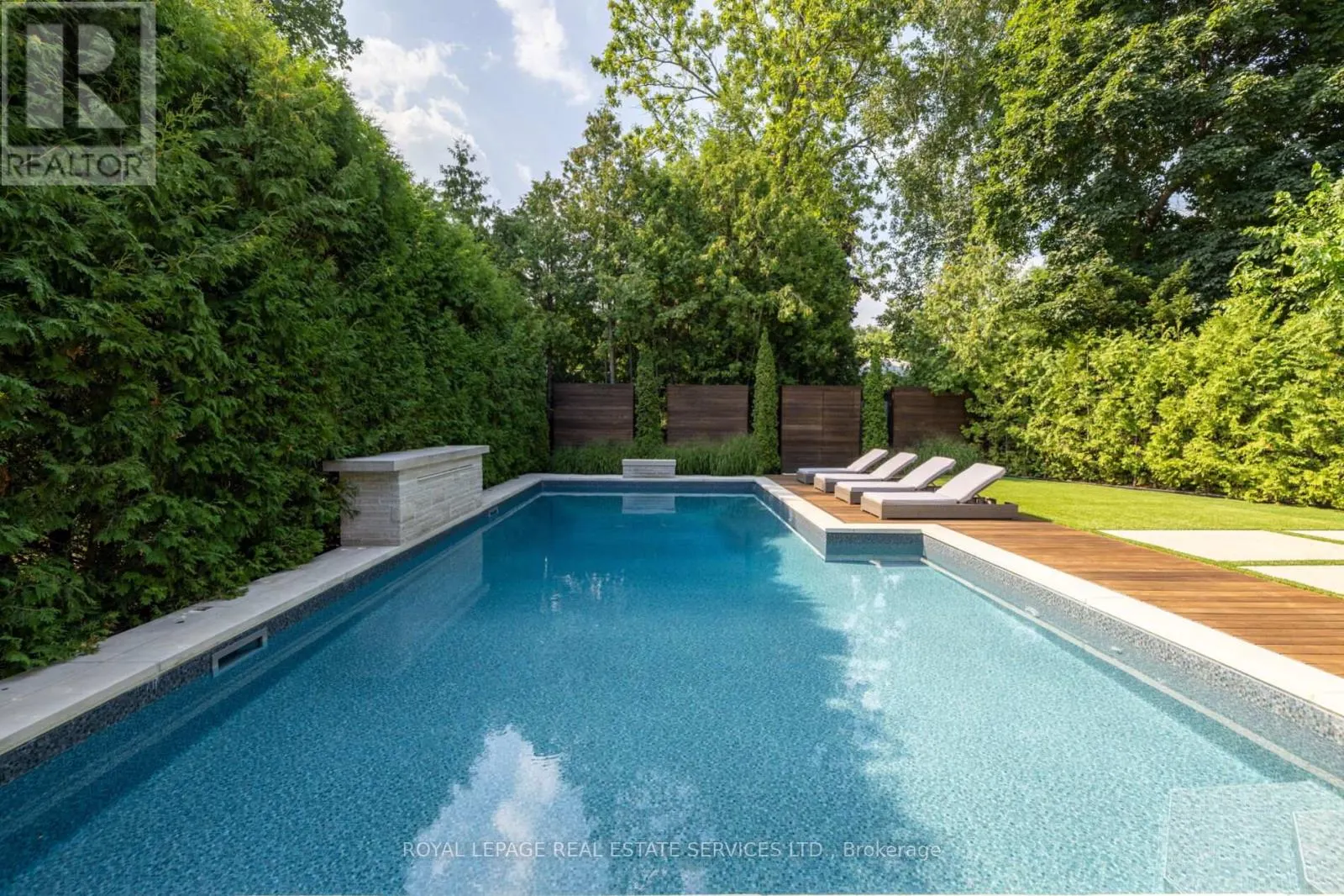 1471 ROGERSWOOD COURT