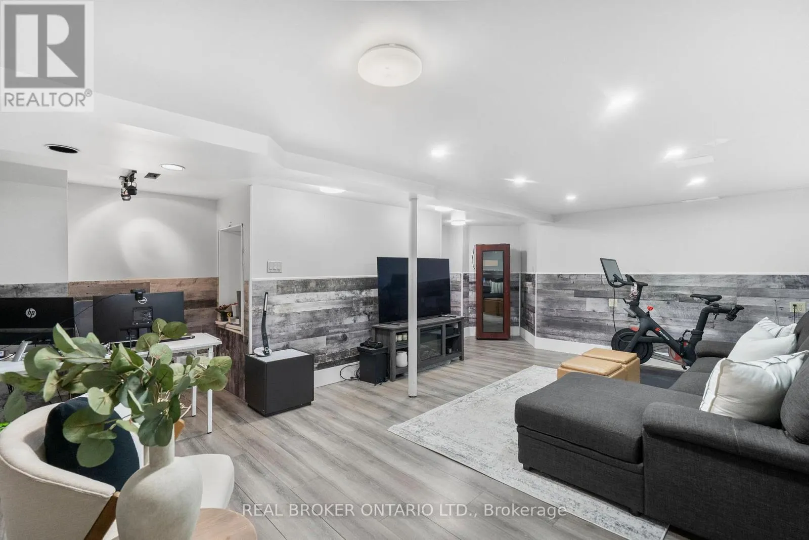 40 DAVIS CRESCENT