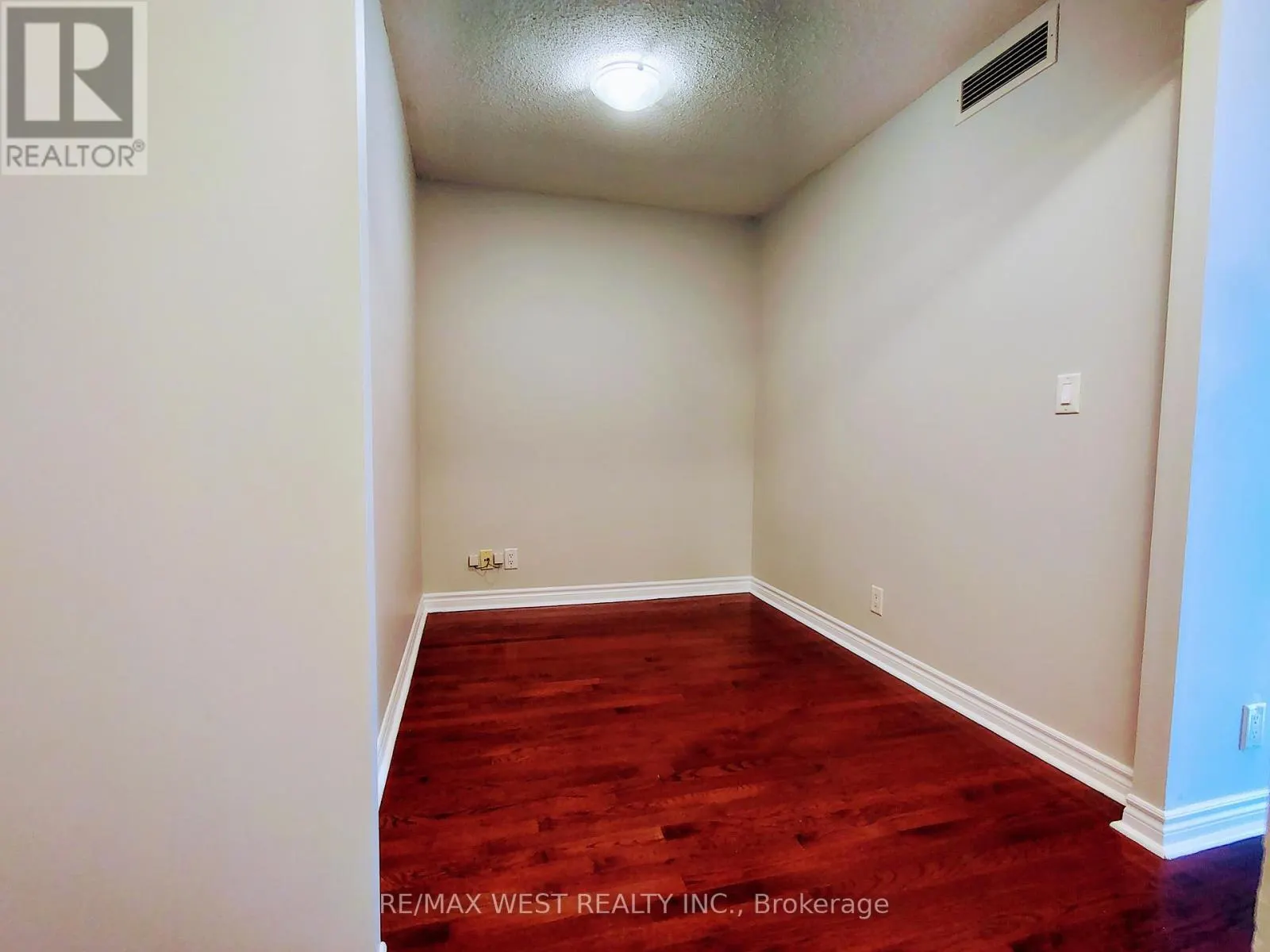 1301 - 1 ELM DRIVE W